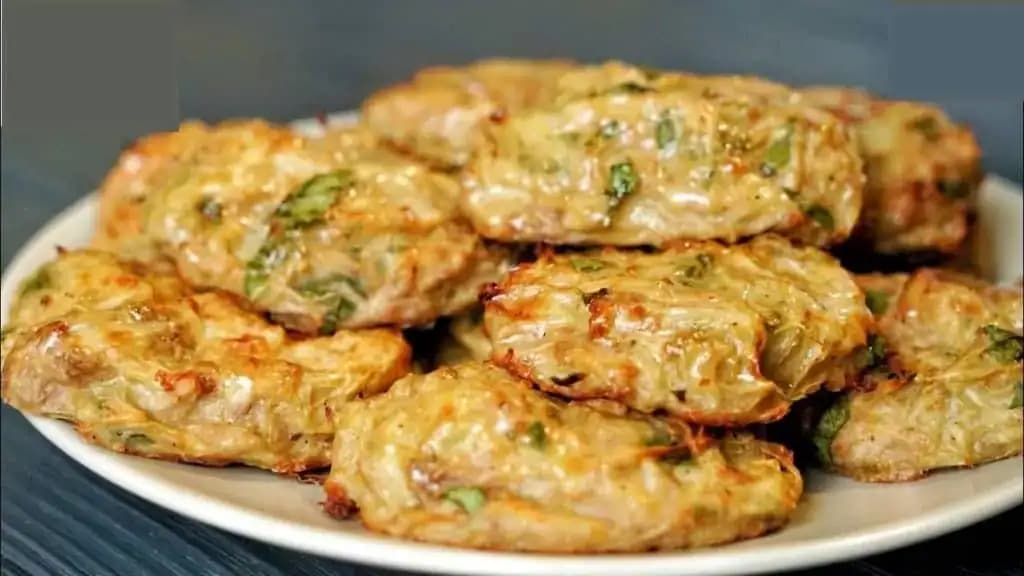 300 g kapusty, 1 vajce a 150 g mletého mäsa: Moravské zelníky na plechu – prastarý recept za pár centov, lepší ako vyprážané fašírky!