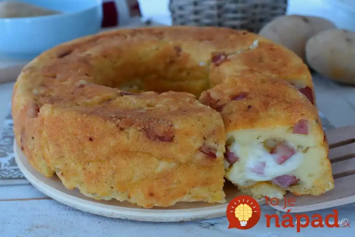 Najchutnejšie predjedlo z formy na bábovku: 5 zemiakov, 1 vajce, šunka, kúsok syra a pohostenie máte vybavené!