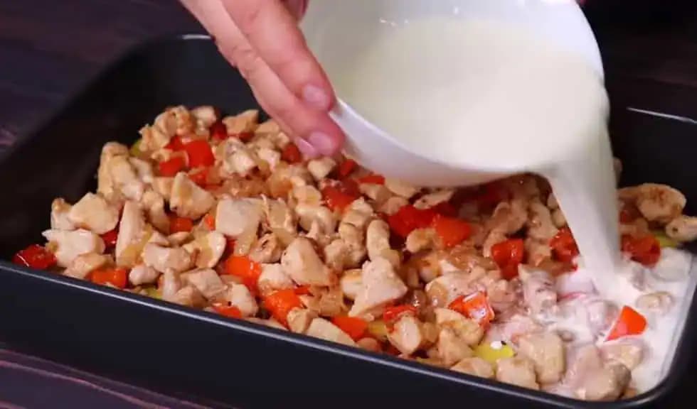 Všetko som len uložila na zemiaky, zaliala omáčkou a dala do rúry: Výborný obed, ktorý varím veľmi často!