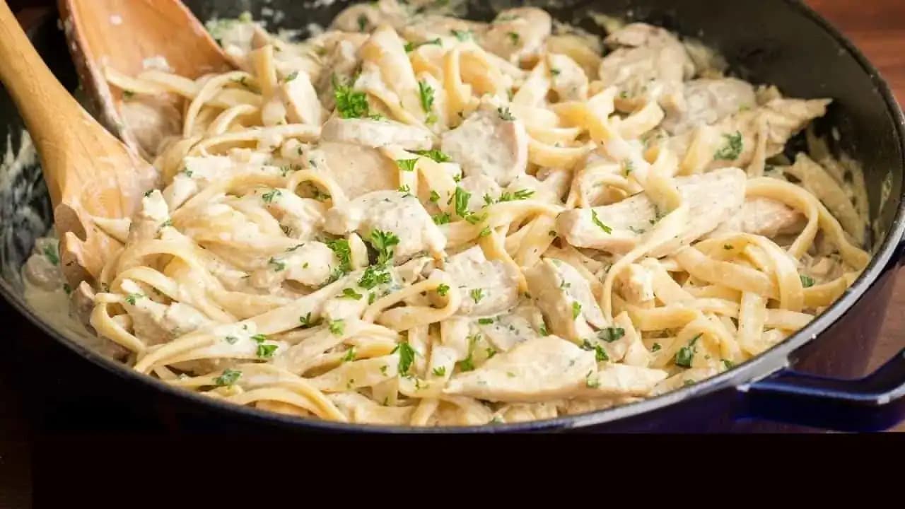 Minútové cestoviny „Alfredo“ – smotana, syr a cesnak: Tú omáčku by sme jedli aj o polnoci, iné cestoviny už nikto nepýta!