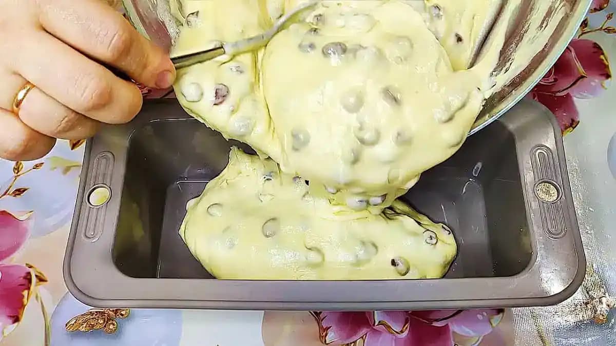 Maškrta ku kávičke za 5 minút + čas na pečenie: Neskutočne jemný koláč s jogurtom, bez mixéra!