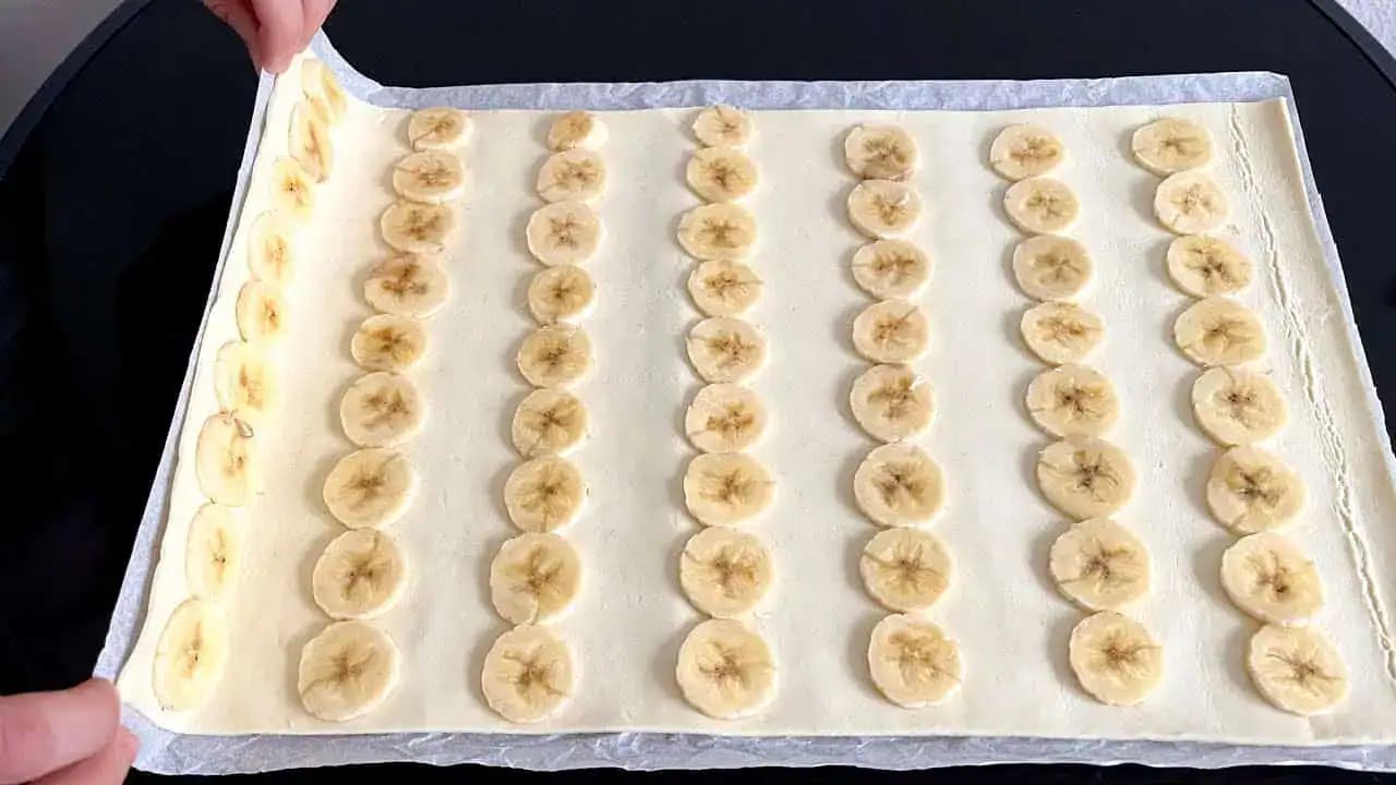 2 banány nakrájam na lístkové cesto, zrolujem a pečiem takto aj 3x do týždňa: Všetci to milujú!