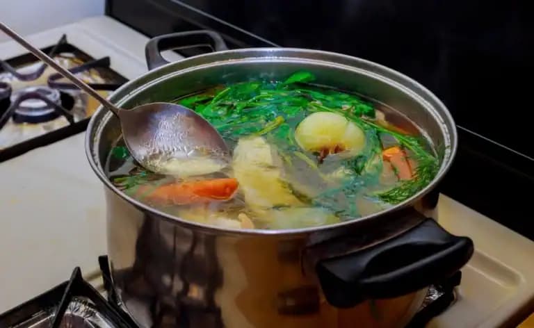 Toto musíte PRIDAŤ do vývaru, aby bol dokonale chutný a číry: TAJOMSTVO, ktoré nepoznala ani moja svokra!