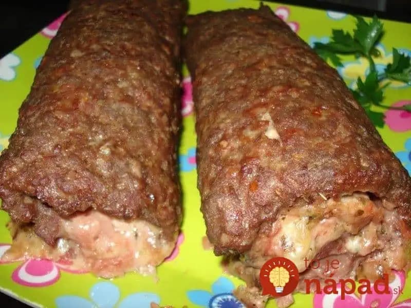 Najjemnejšia plnená roláda z mletého mäsa s kyslou smotanou: Žiadna strúhanka, vajce a drží perfektne!