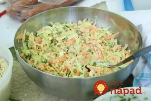 Kapustový šalát s famóznou zálievkou: Taký dobrý, že si radšej hneď pripravte dvojitú dávku!