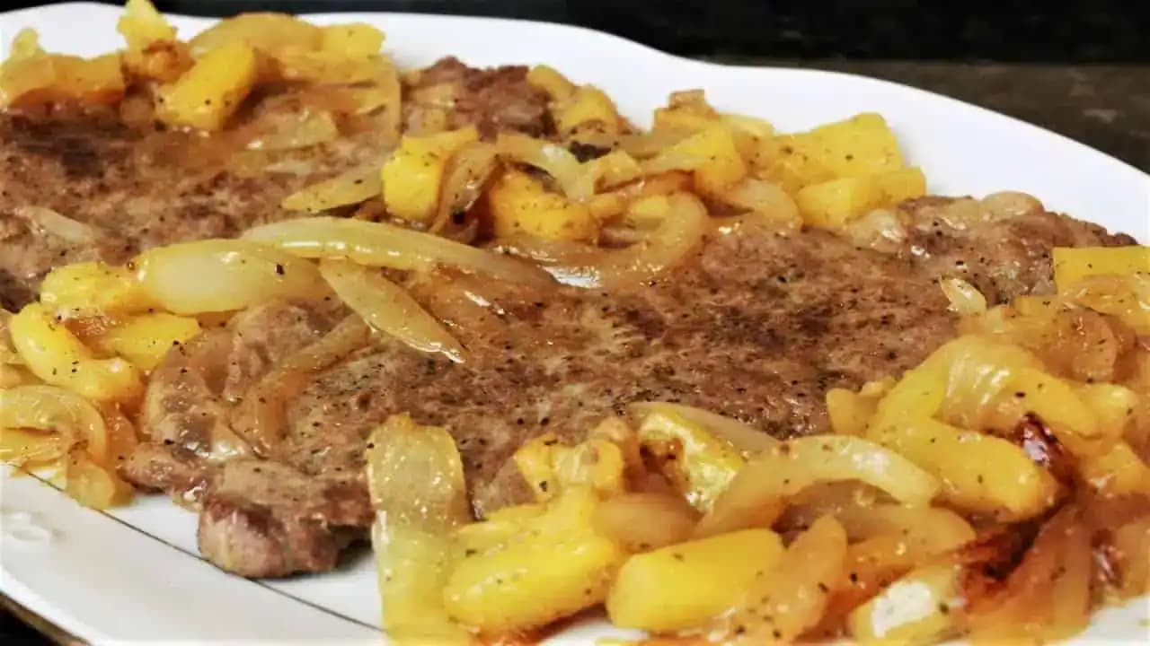 Moravská krkovička na zemiakoch a cibuľke: Vynikajúci obed z jedného pekáča, každému sa len zbiehajú slinky!