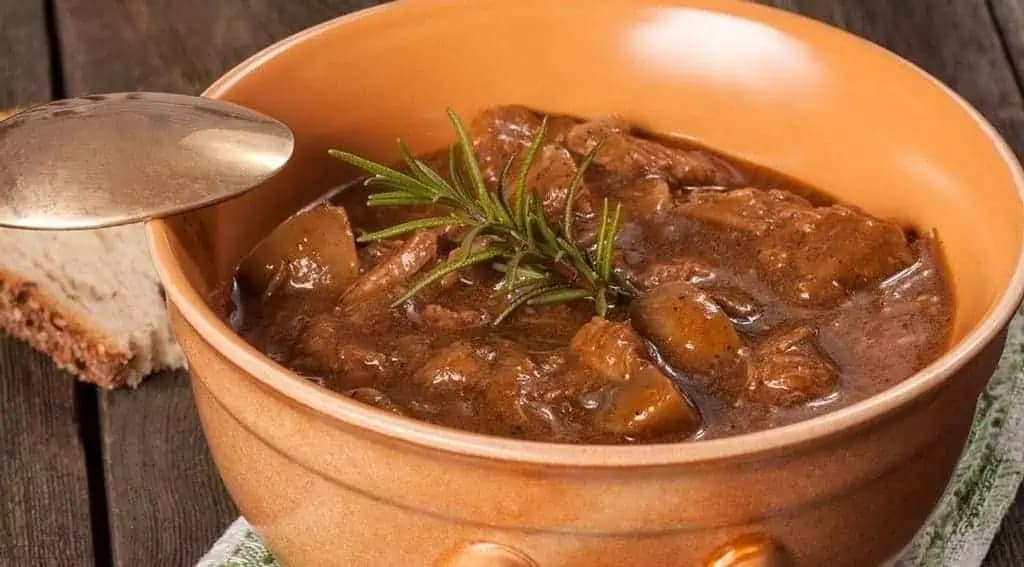 Prestaňte zahusťovať GULÁŠ múkou. Táto zvláštna prísada funguje 100-krát lepšie!