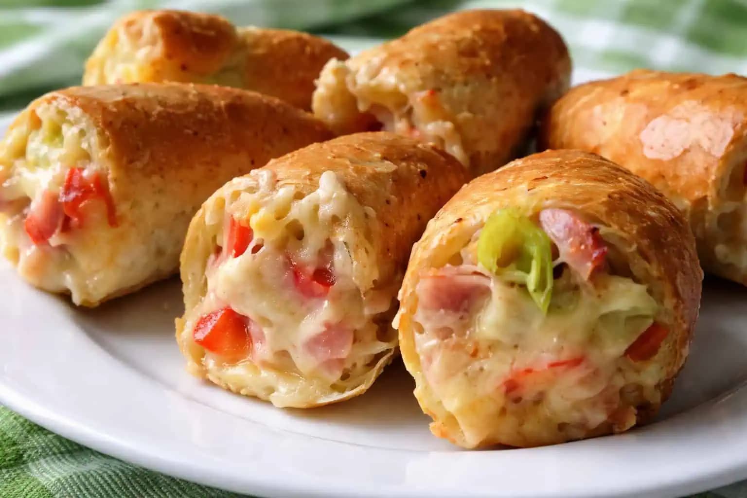 Máte doma staré rožky, ktoré nikto nechce? Pripravte z nich vynikajúce plnené rolky!