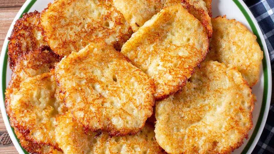 Keď sa naučíte tento recept na zemiakové placky, strúhadlo ZAHODÍTE: Sú chutnejšie a pripravené stokrát rýchlejšie!