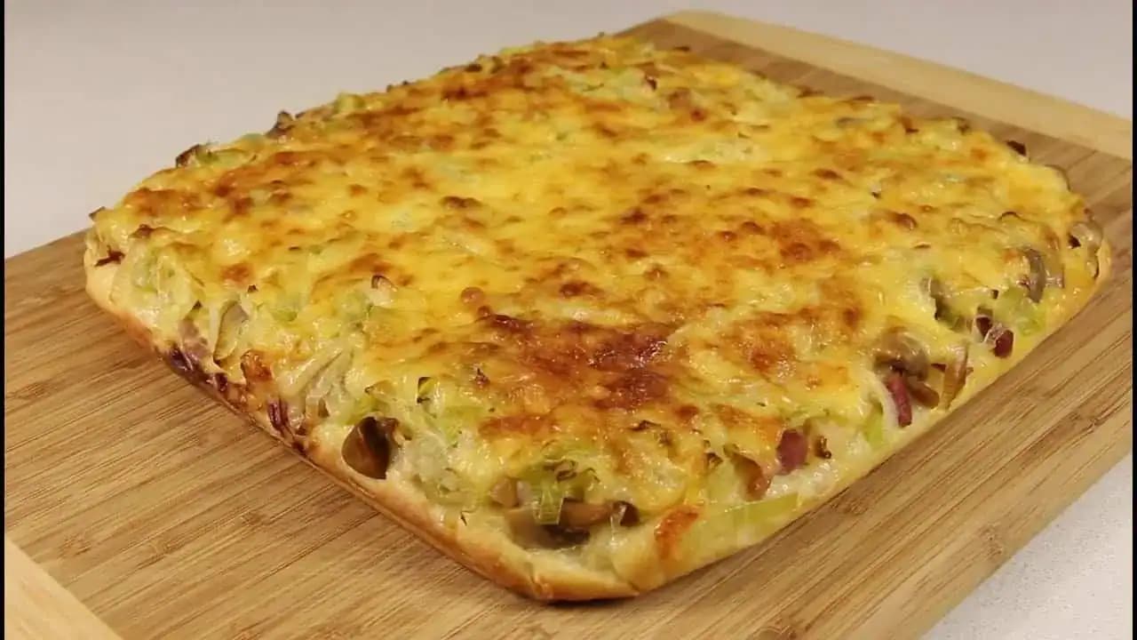 Plnená zemiaková placka na plechu: Zabudnite na vyprážanú klasiku, toto je stokrát lepšie a naje sa celá rodina!