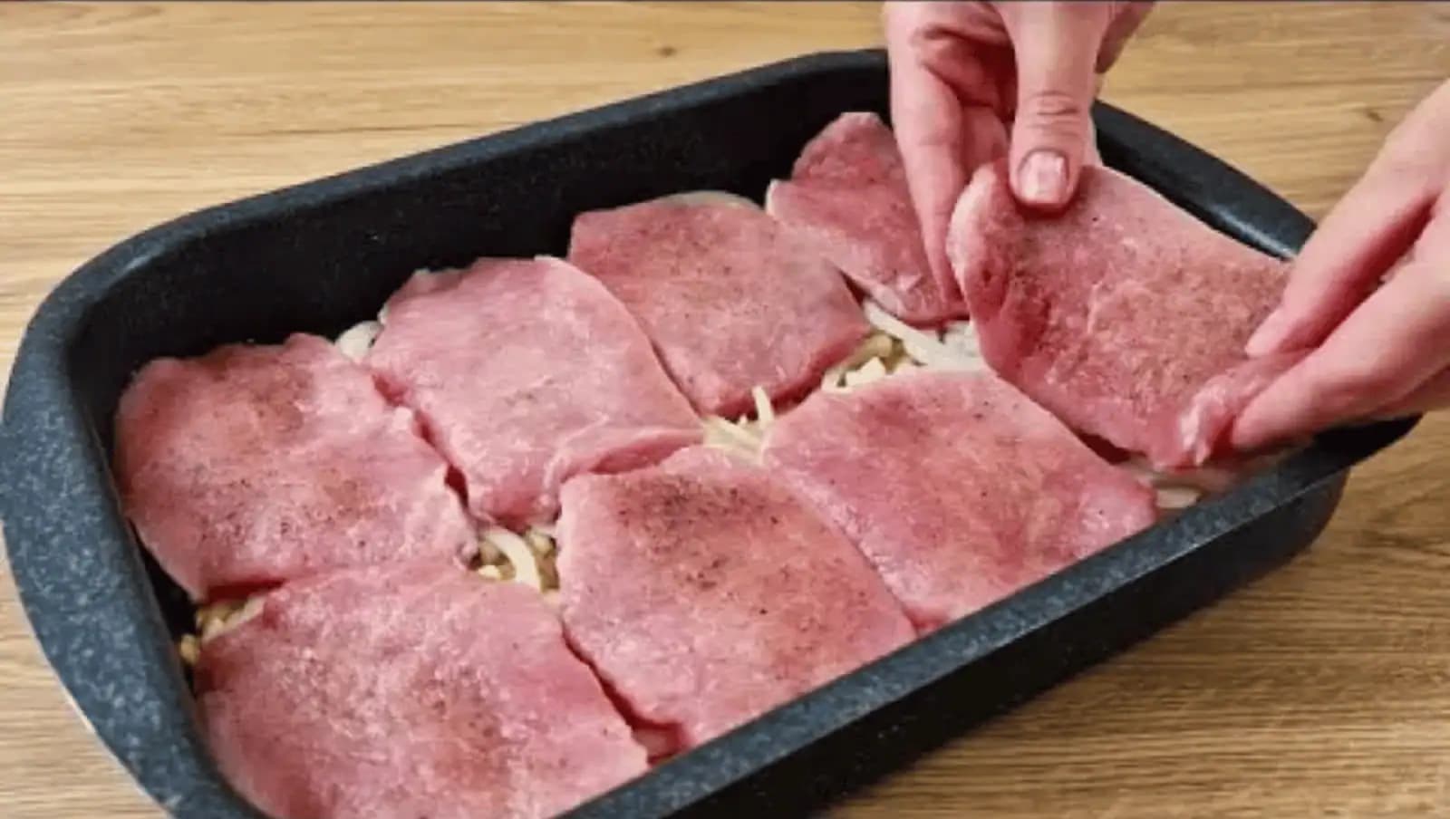 Tento recept miluje každý! Jednoduchý, rýchly a chutný recept na pečené mäso!