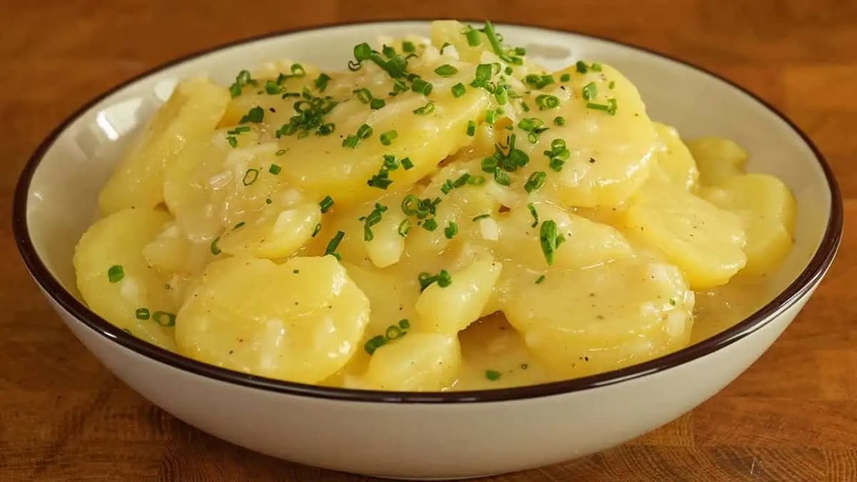 Viedenský zemiakový šalát bez majonézy a bez výčitiek: Ľahký, svieži a neskutočne chutný!