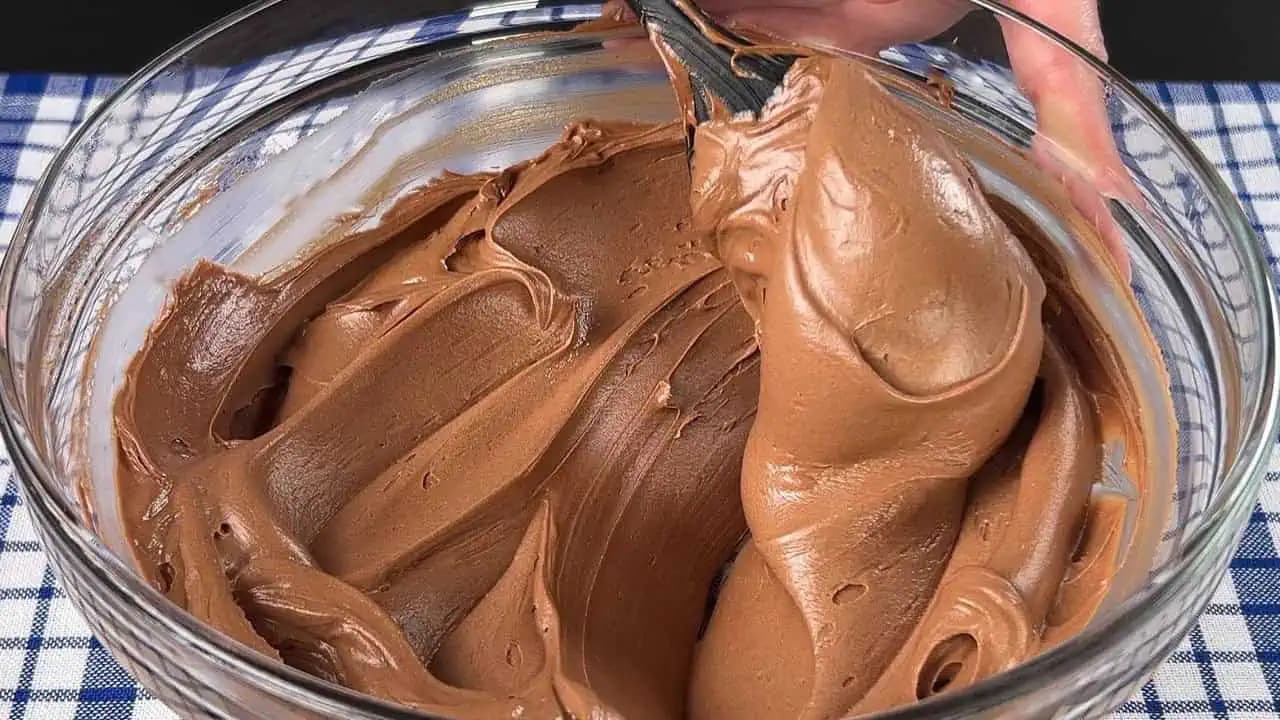 Len 3 prísady (žiadne vajcia)! Dokonalý čokoládový krém na zdobenie aj plnenie zákuskov!