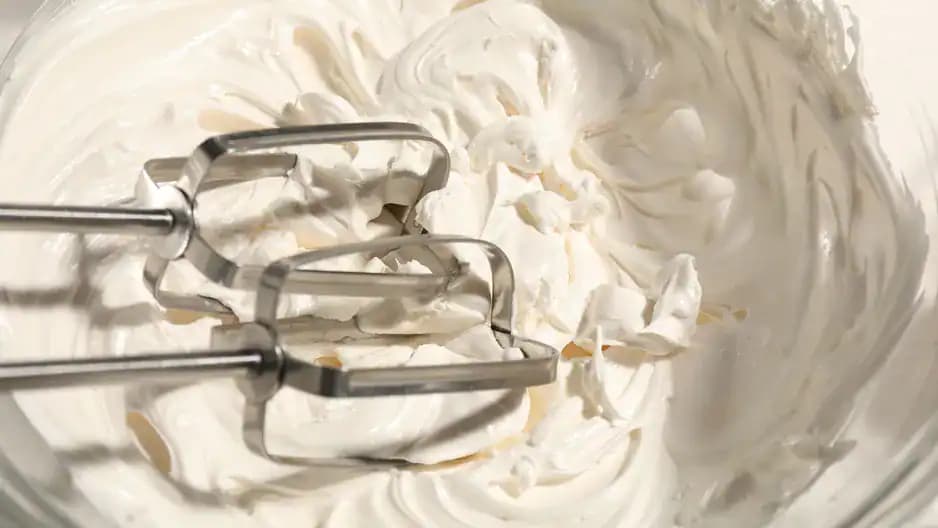Aj z lacnej smotany vyšľaháte LUXUSNÚ šľahačku: Takto to robia cukrári!