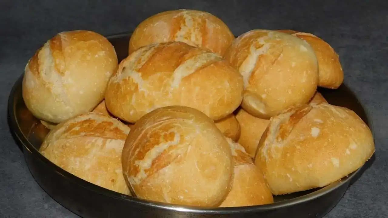 Nemusíte chodiť pre pečivo do obchodu, toto je jednotka: Úžasné žemle za pár centov – rýchle, jednoduché a vnútri ako vatička!