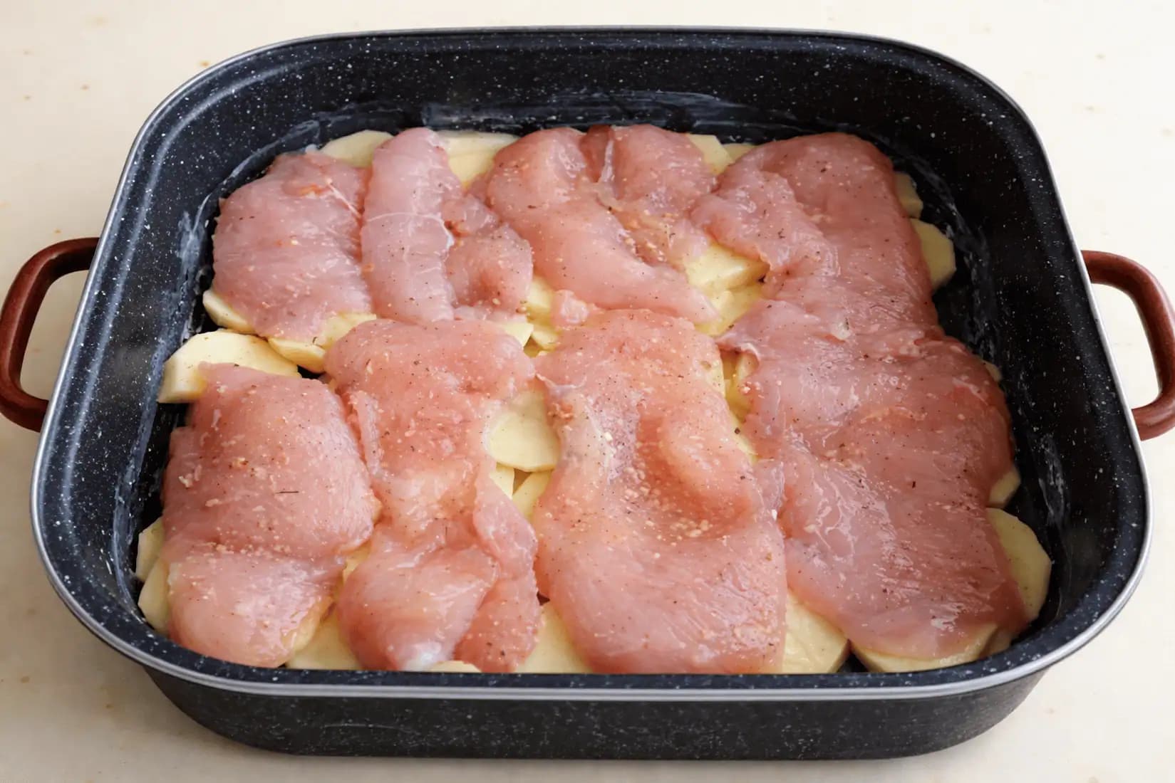 Pohodlné zapekané rezne s kyslou smotanou – výborné a pripravené za minútku: Luxusný obed a len 4 prísady!