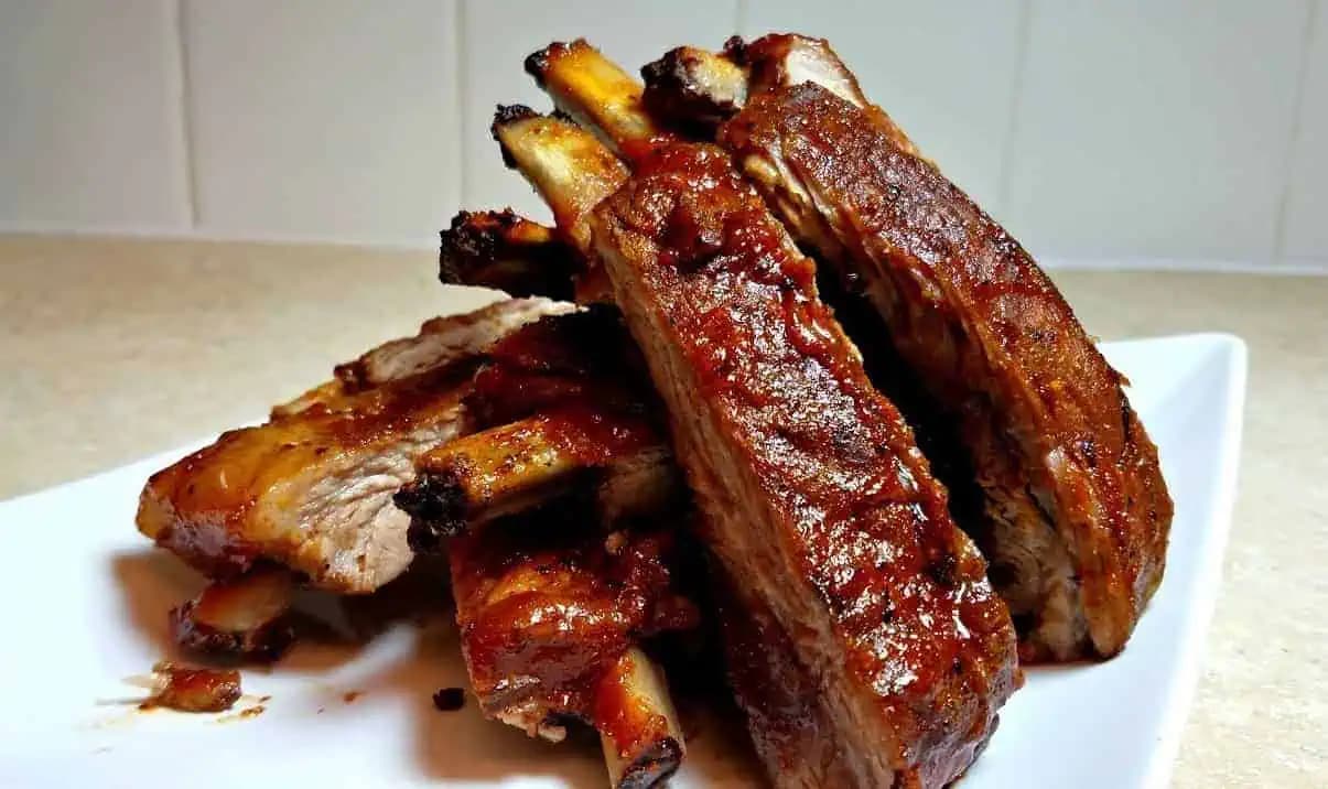 Takto pečiem REBIERKA a z tej chuti sa všetci môžu zblázniť: Dajte ich na plech takto a zalejte pivom, výsledok famózny!