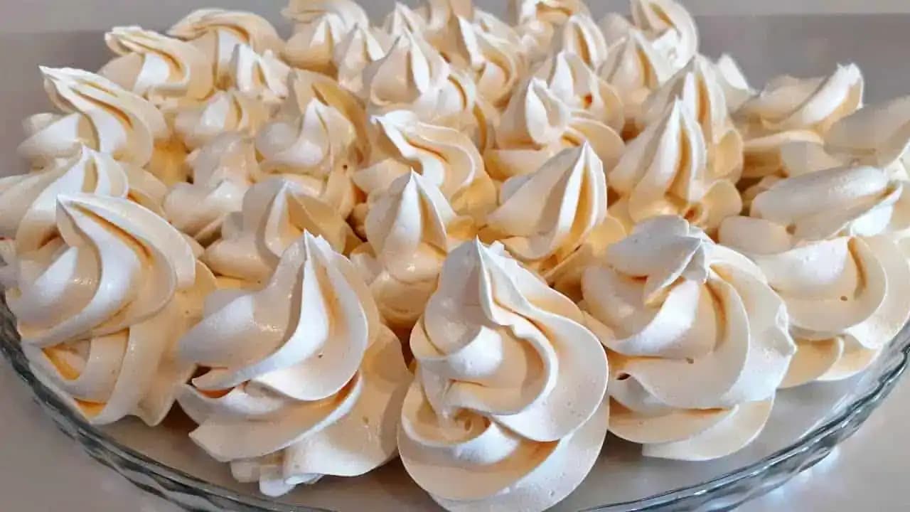 FRANCÚZSKY krém na zdobenie a plnenie: Neni treba tvaroh, smotanu ani drahé mascarpone – perfektne drží, chutí ako z cukrárne!