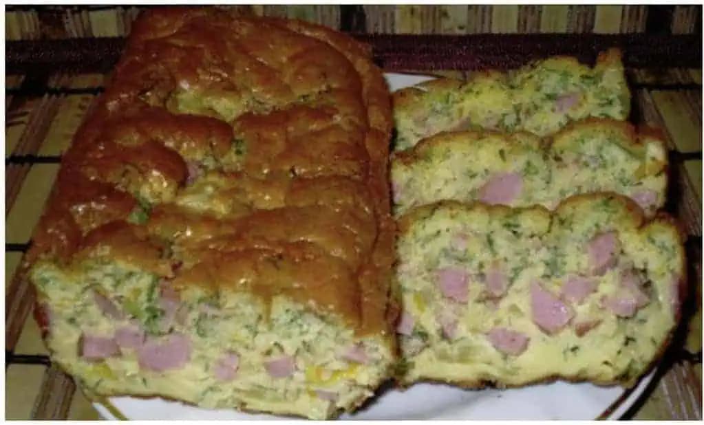 VEĽKONOČNÝ slaný koláč: 5 vajec, 5 lyžíc smotany, 5 lyžíc múky, kúsok šunky a pohostenie máte vybavené!