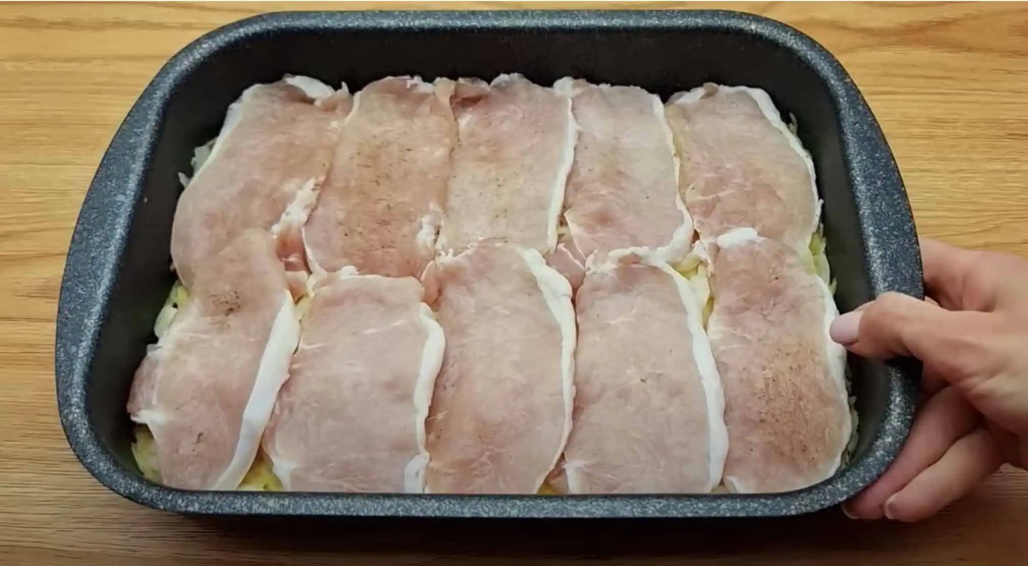 4 zemiaky len nastrúham, prikryjem mäsom a pečiem takto aj 3x do týždňa: Najväčšia DELIKATESA z jedného plechu, pochutná si celá rodina!