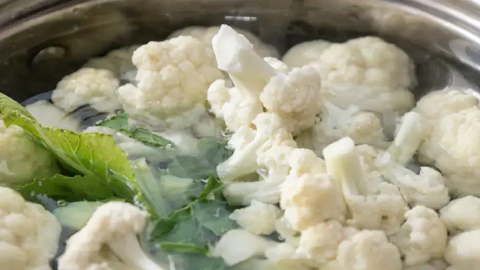 Pridajte 1 čajovú lyžičku do vriacej vody. Karfiol si zachová snehobielu farbu a nepríjemný zápach zmizne!