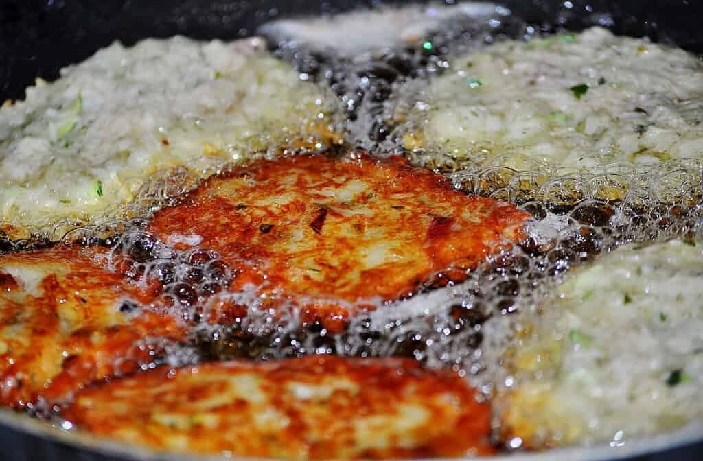 Málokto vie, že treba do zemiakových placiek pridať aj túto TAJNÚ prísadu: NIKDY nenasiaknu olejom a budú krásne chrumkavé!