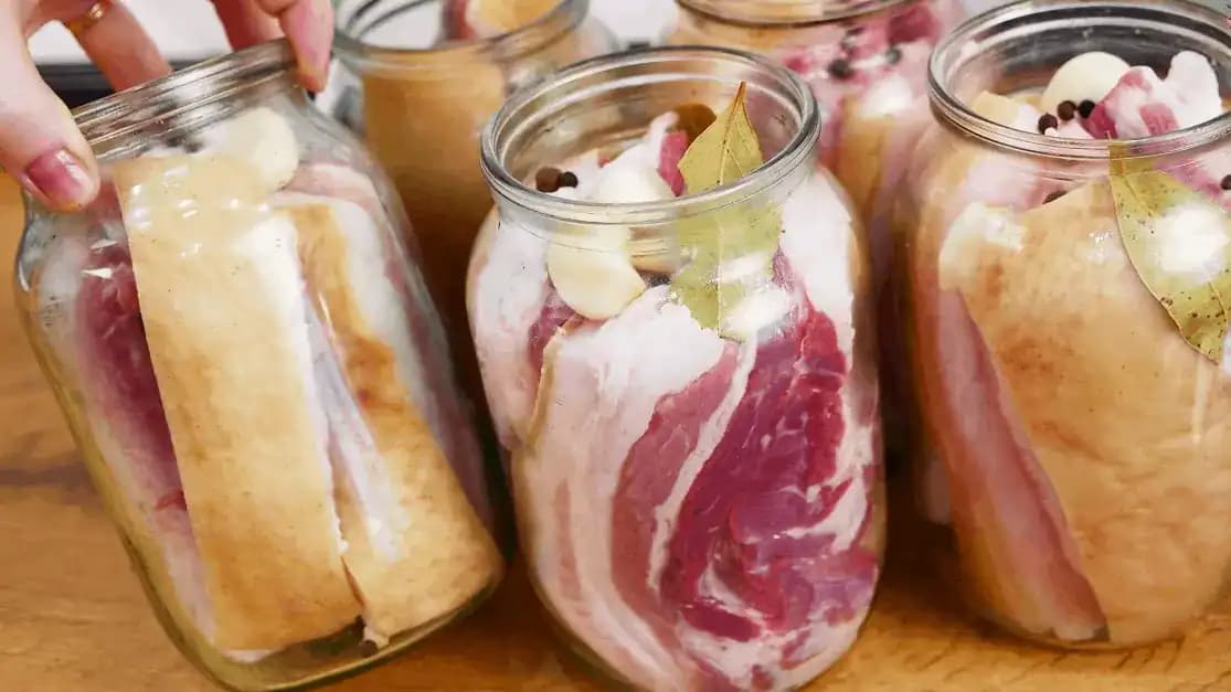 Nakladaná slanina v pohári: Vitaminóvá bomba našich dedov schová do vrecka aj najdrahšie potraviny – v malom množstve je to liek!