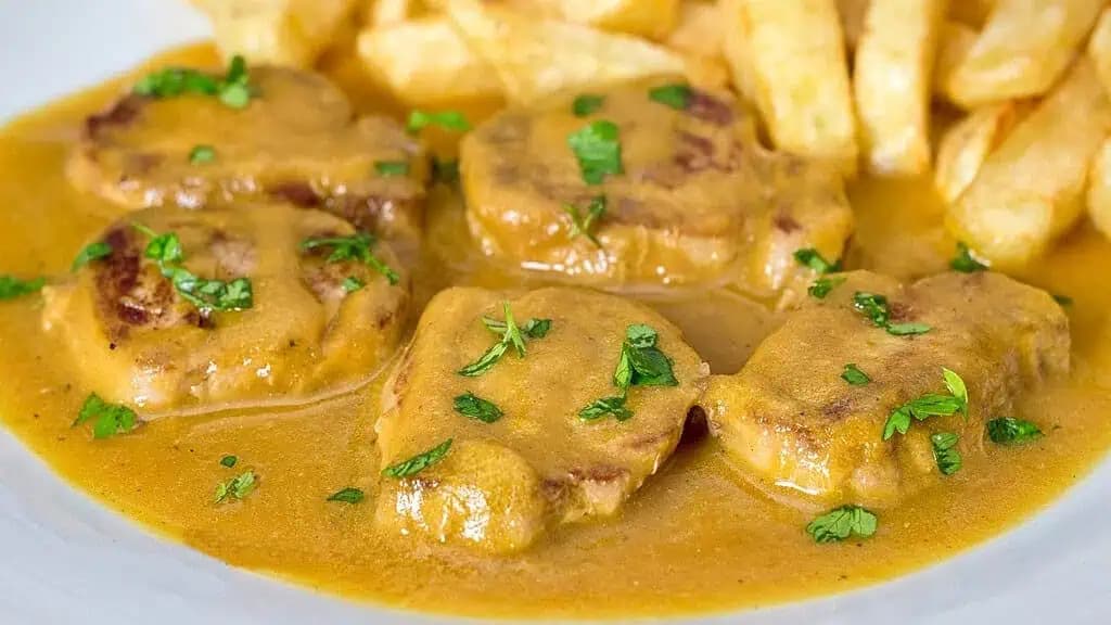 Nedeľný obed ako lusk: Šťavnaté bravčové mäso s omáčkou, po ktorom sa bude celá rodina zalizovať!