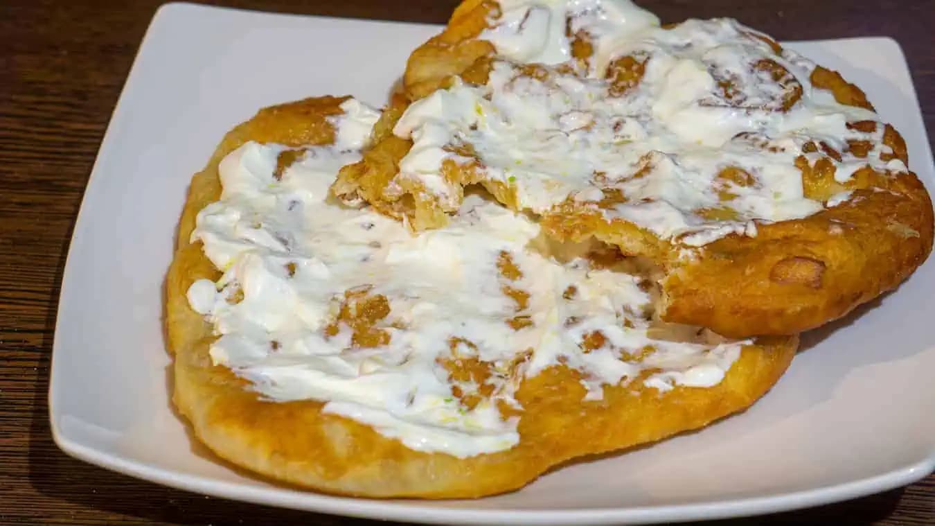 Chrumkavé domáce langoše bez droždia, hotové len za 15 minút: Geniálna večera bez roboty (RECEPT)!