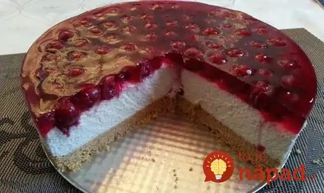 Tvarohová lahôdka pre celú rodinu: Netreba drahé mascarpone, ani pečený korpus – len čerešne, tvaroh, smotana a máte najlepšiu tortu na svete!