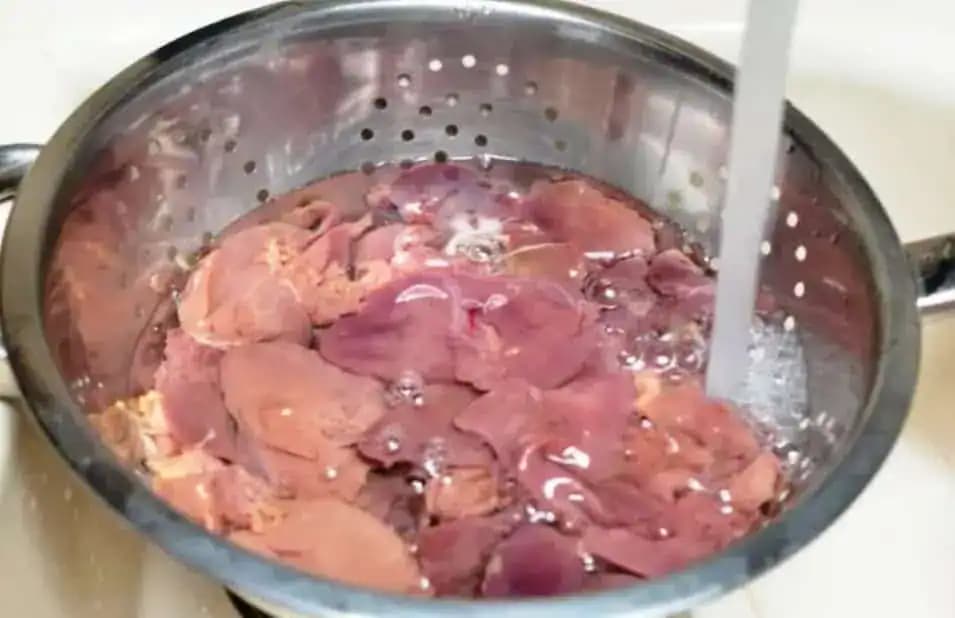 Kuraciu pečienku zalejem vriacou vodou, pridám horčicu a varím už LEN takto: Nič chutnejšie som nejedla!