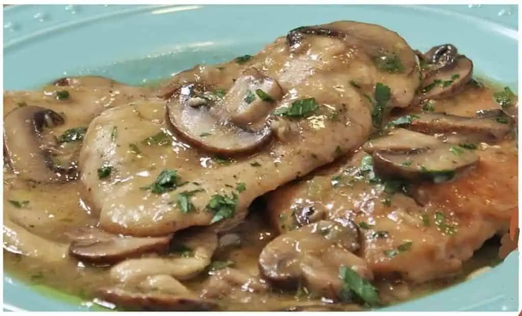 PRÍRODNÉ kuracie prsia na šampiňónoch a masle: Vynikajúci obed za 20 minút, tromfne aj vyprážaný rezeň!