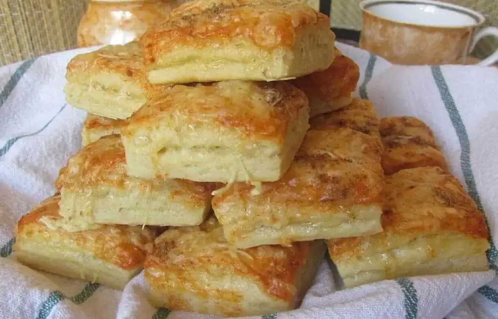 Mäkučké slané chuťovky zo syra a kyslej smotany, ktoré majú väčší úspech ako oškvarkové pagáče: Doma sa ich nevedia dojesť!