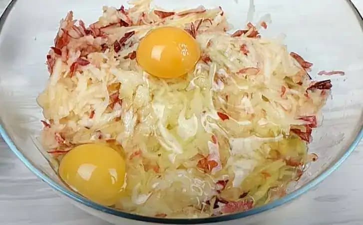 Tri jablká len nastrúham, pridáme dve vajcia a trochu múky: LACNÁ a výborná maškrta pre celú rodinu!