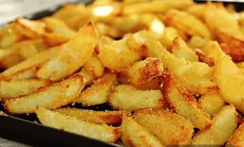 FINTA, ako upiecť zemiaky, ktoré chutia ako vyprážané: Stačí dať na plech jednu prísadu!