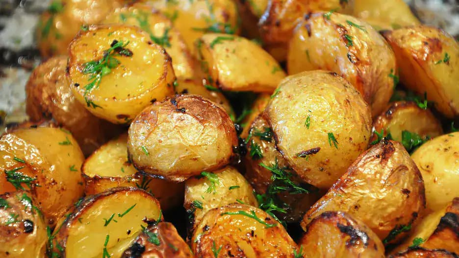 Kamarát kuchár mi ukázal tento trik. Teraz sú moje pečené zemiaky DOKONALÉ: Chrumkavé zvonku a krémové zvnútra!