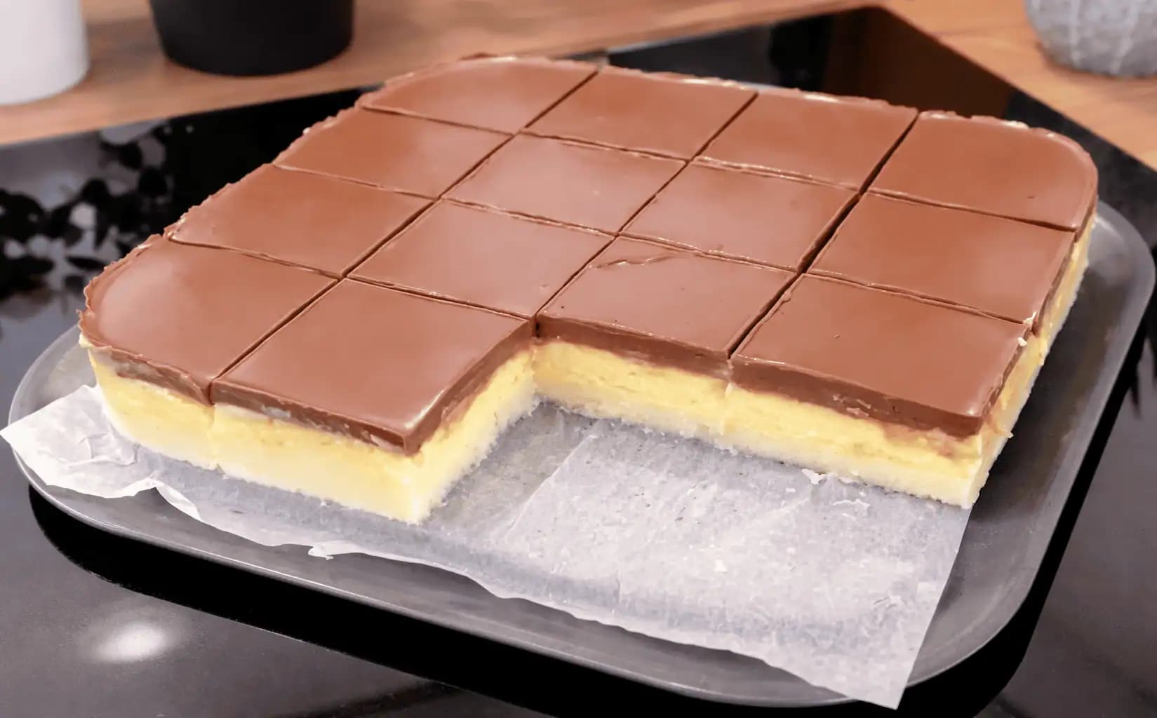 Všetci hľadajú tento recept: NEPEČENÝ krémový koláč, ktorý sa topí v ústach – len naliať na plech a počkať, kým stuhne!