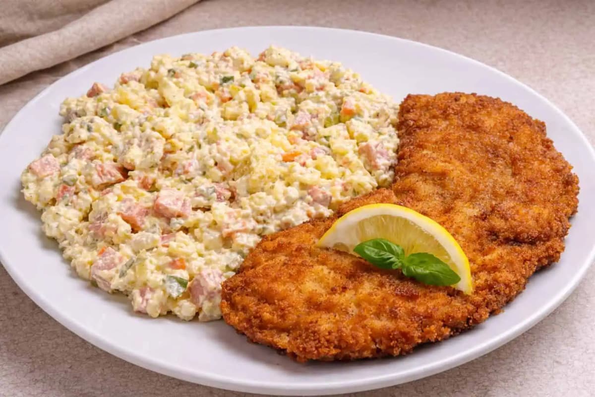 Zamestnanec profesionálnej kuchyne mi prezradil tento trik: Takto robia zemiakový šalát skutoční gurmáni!