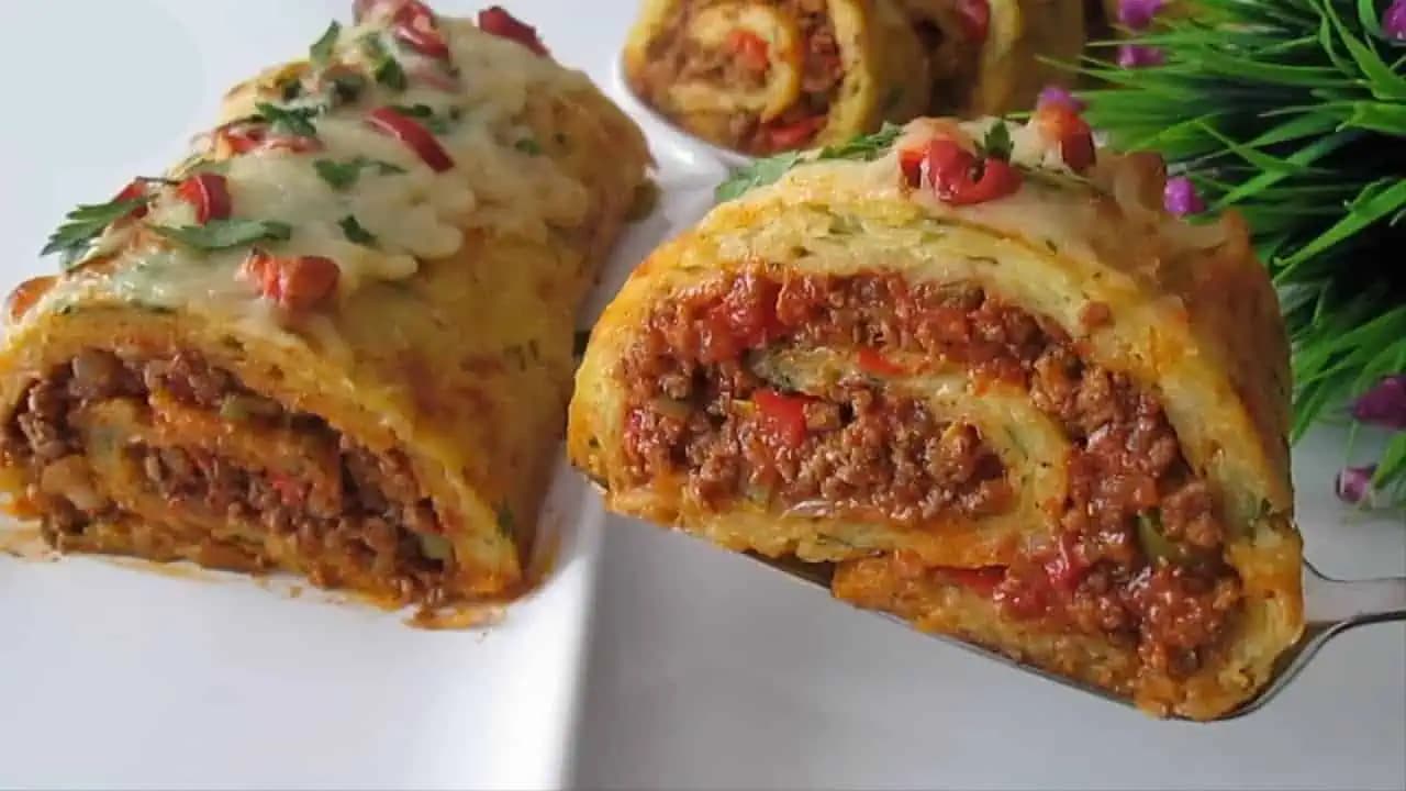 3 zemiaky len nastrúham na plech, pridáme mleté mäso, zrolujem a pečiem takto každý týždeň: Najväčšia FAJNOTKA na večeru!