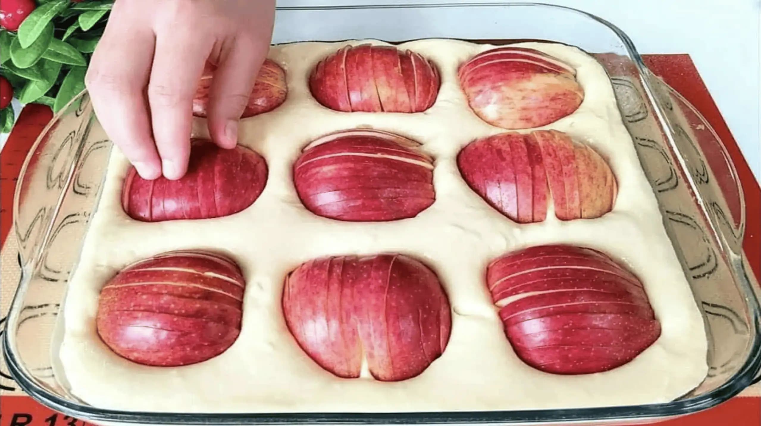 Úžasne jemný a lahodný jablkový koláč: Príprava vám zaberie len 10 minút a rodina z neho bude nadšená!