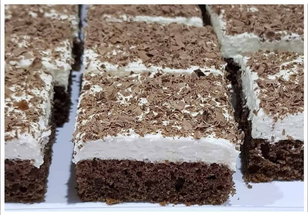 Pečiem jednoduchý koláč s kyslou smotanou, ktorý prekoná aj ZÁKUSKY: Tento krém používajú aj profi cukrári!