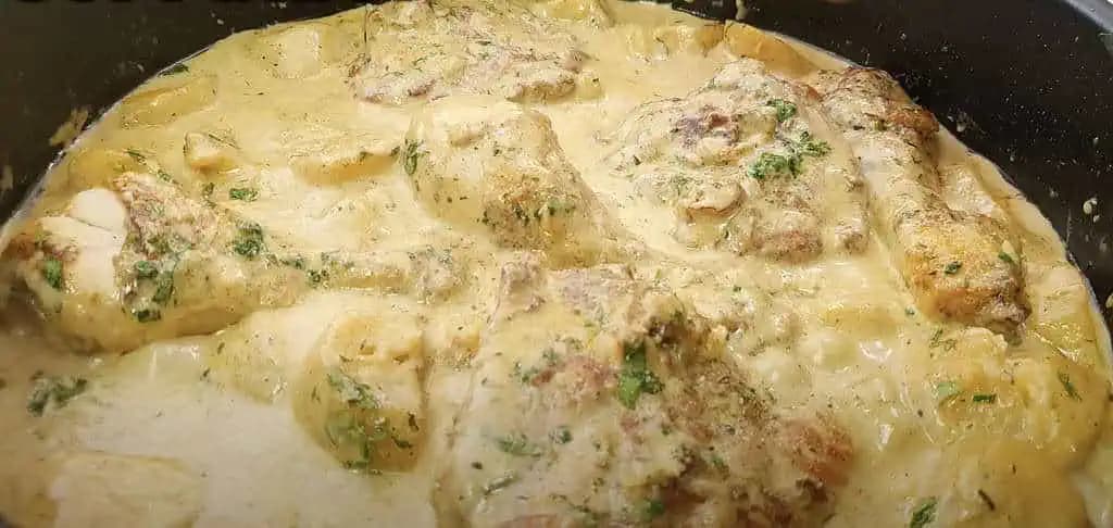 PRÍRODNÉ kuriatko na smotane a cesnaku: Minútková príprava a lepšie mäsko ste dávno nejedli!