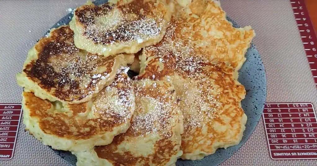 Mám RECEPT na najlepšie lievance: Potrebujete len 1 hrnček, 2 jablká a základné prísady – odporúčam zdvojnásobiť dávku!