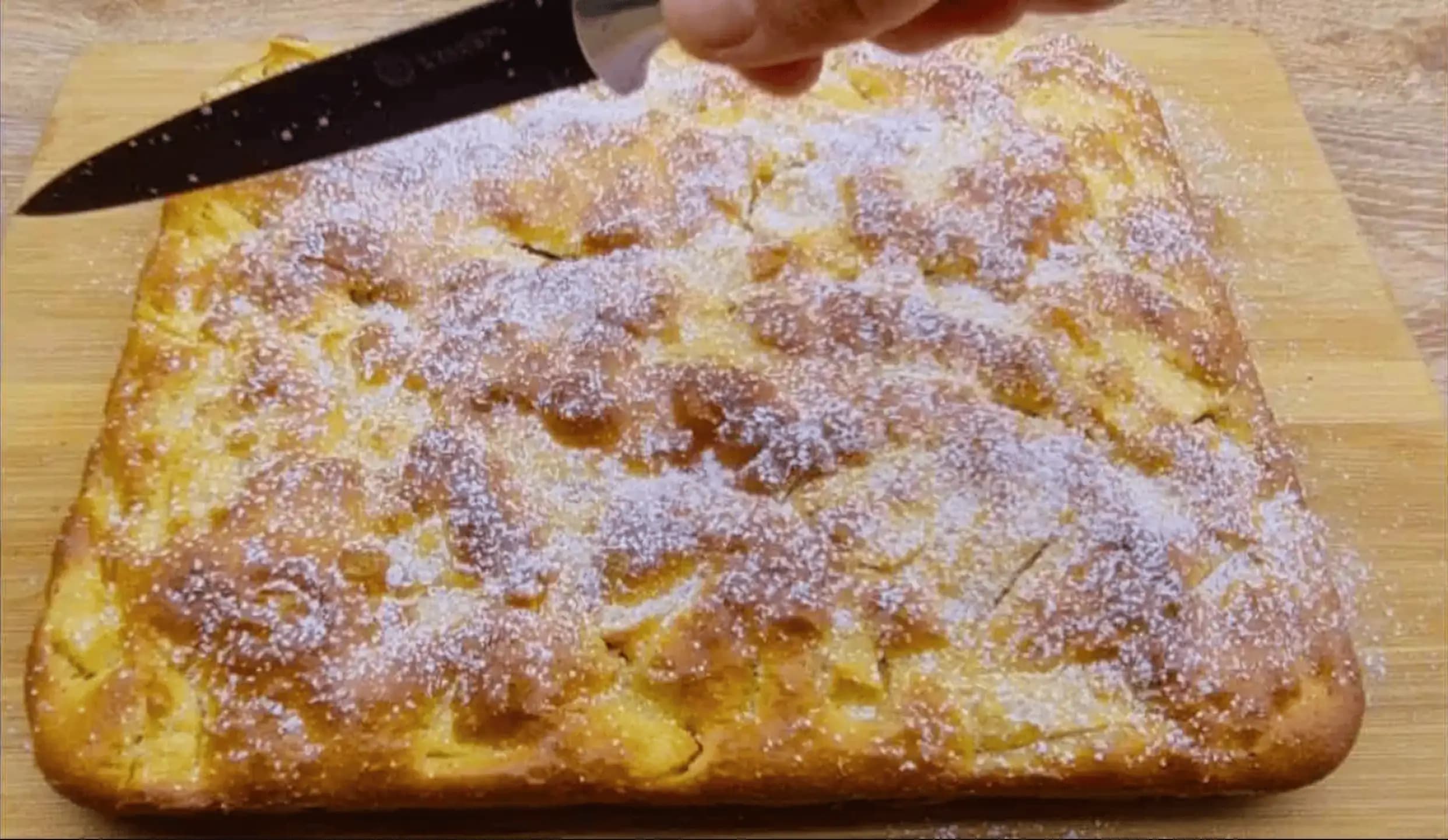 Teraz pečiem už LEN takto – všetko premiešam a hotovo: Jablkový koláč, ktorý sa topí v ústach!