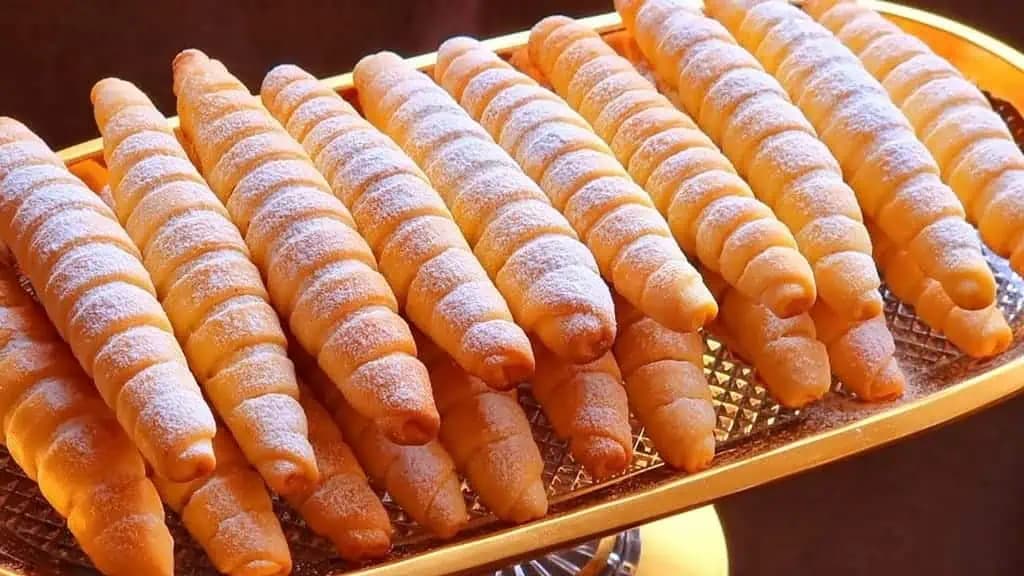 Ak máte doma 1 téglik kyslej smotany, toto musíte vyskúšať: Rýchle a krehučké ROŽTEKY na celý týždeň!