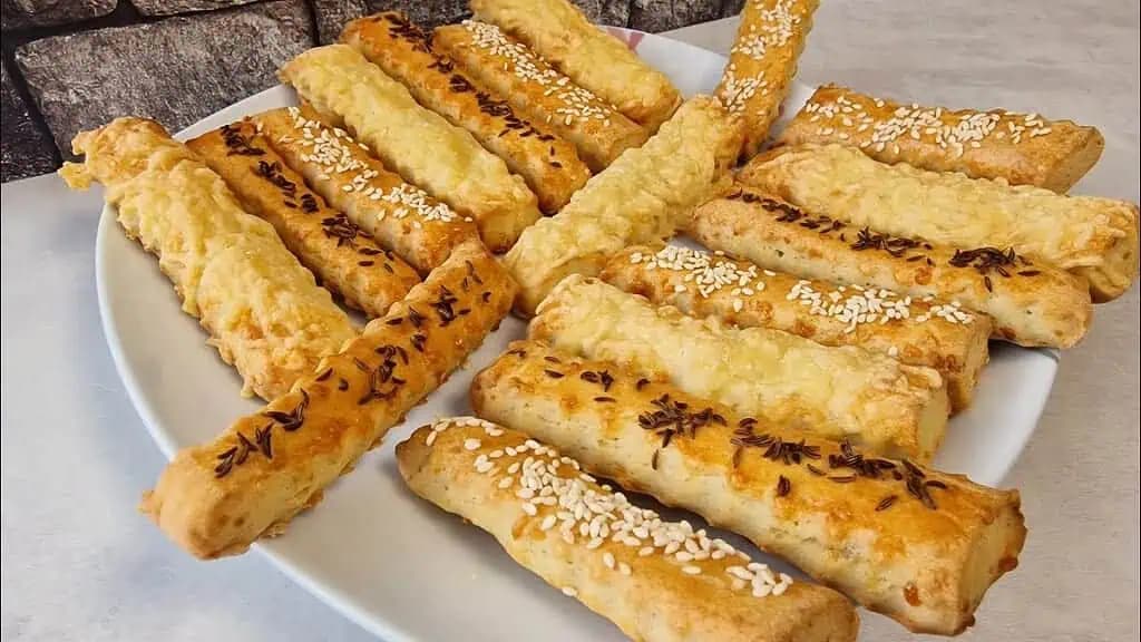 Prudko žravé TYČINKY zo syra a kyslej smotany: V našej rodine idú na odbyt, z plechu zmiznú ešte teplé!