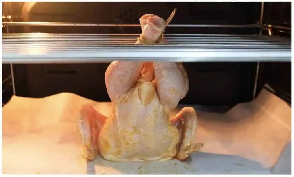 Nový spôsob, ako piecť kura dobýja internet: Skúste ho dať do rúry takto a bude chutiť ako z TOP reštaurácie!