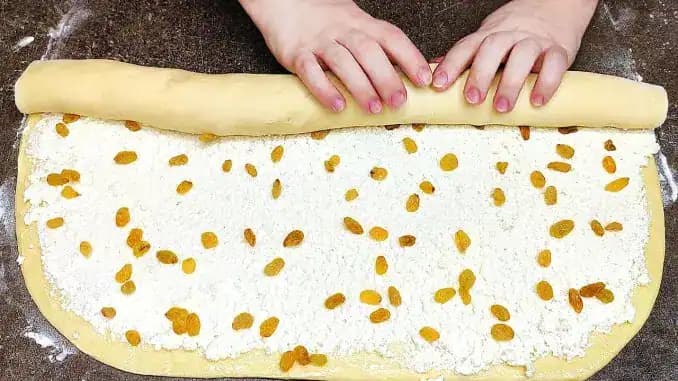 TENTO recept pozná len málokto: Najjemejšie tvarohové slimáky s hrozienkami – JEDNA prísada a cesto je neporovnateľné!!