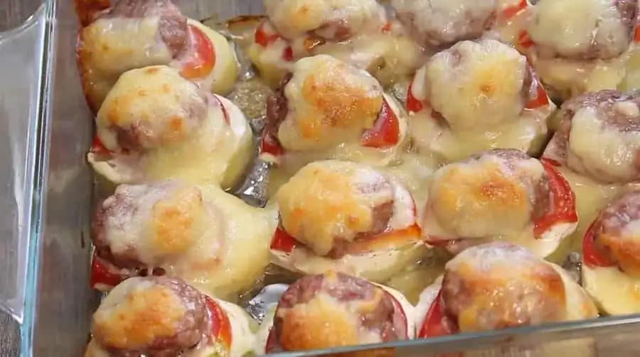 Obložené zemiaky s mletým mäsom, kyslou smotanou a syrom: Potrebujete LEN 5 zemiakov, 400 g mletého mäsa, 5 lyžíc smotany, paradajky, syr a korenie!