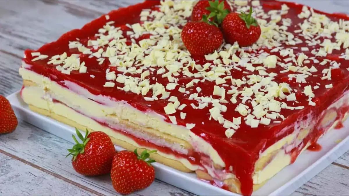 Jahodová smršť – dezert BEZ pečenia lepší ako nanuková torta: Takúto dobrotu z tvarohu a domácej želatíny ste ešte dávno nejedli!